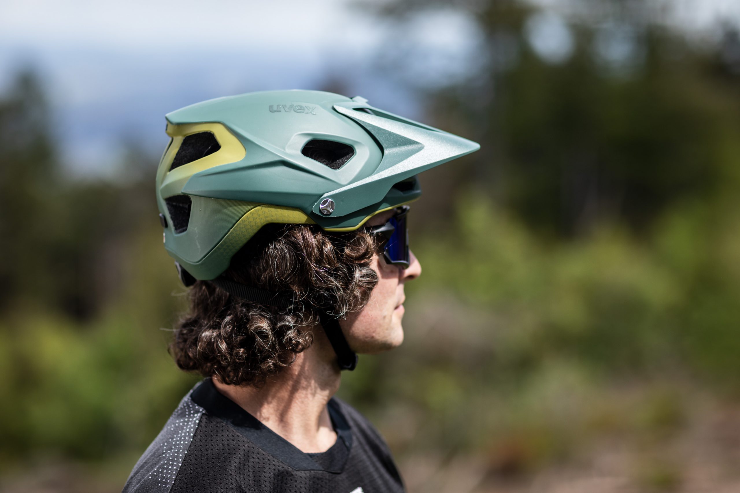Uvex lancia i caschi da mountain bike intelligenti con sensore crash  integrato | Primavess ufficio stampa